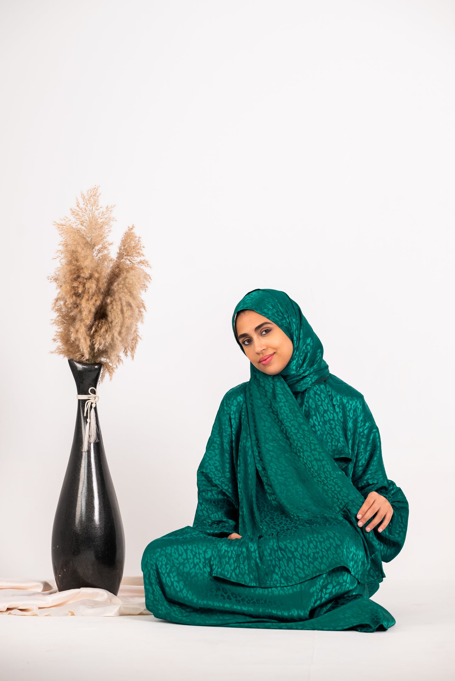 Dark green jacquard satin esdal with bandana